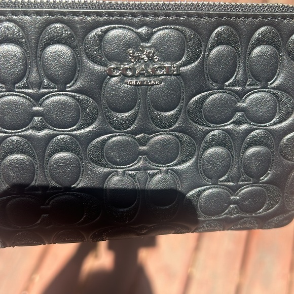 🎋Coach Embossed C Signature Wristlet like new - Picture 4 of 10